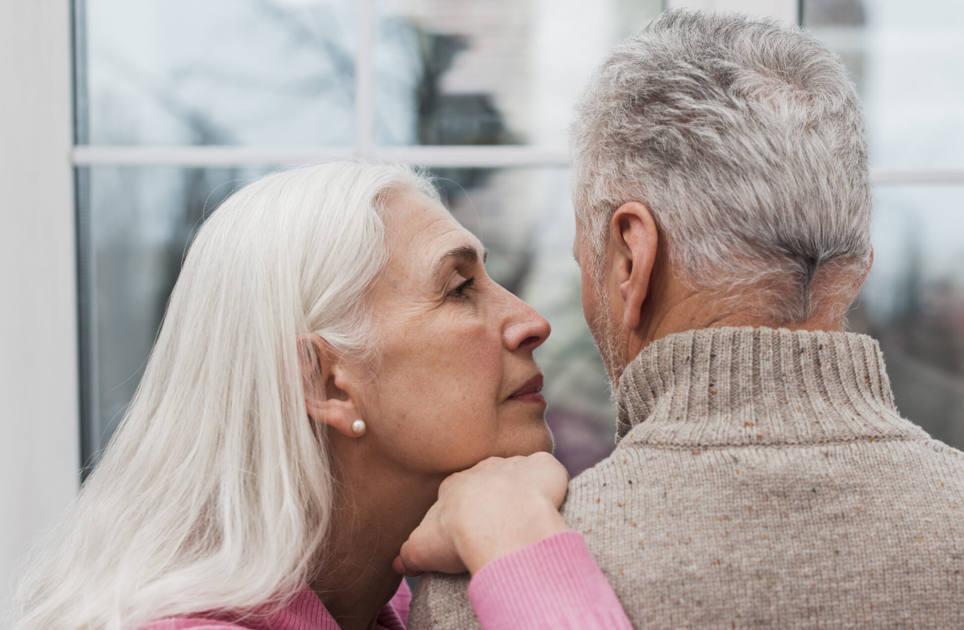 pareja-ancianos-alto-angulo-casa